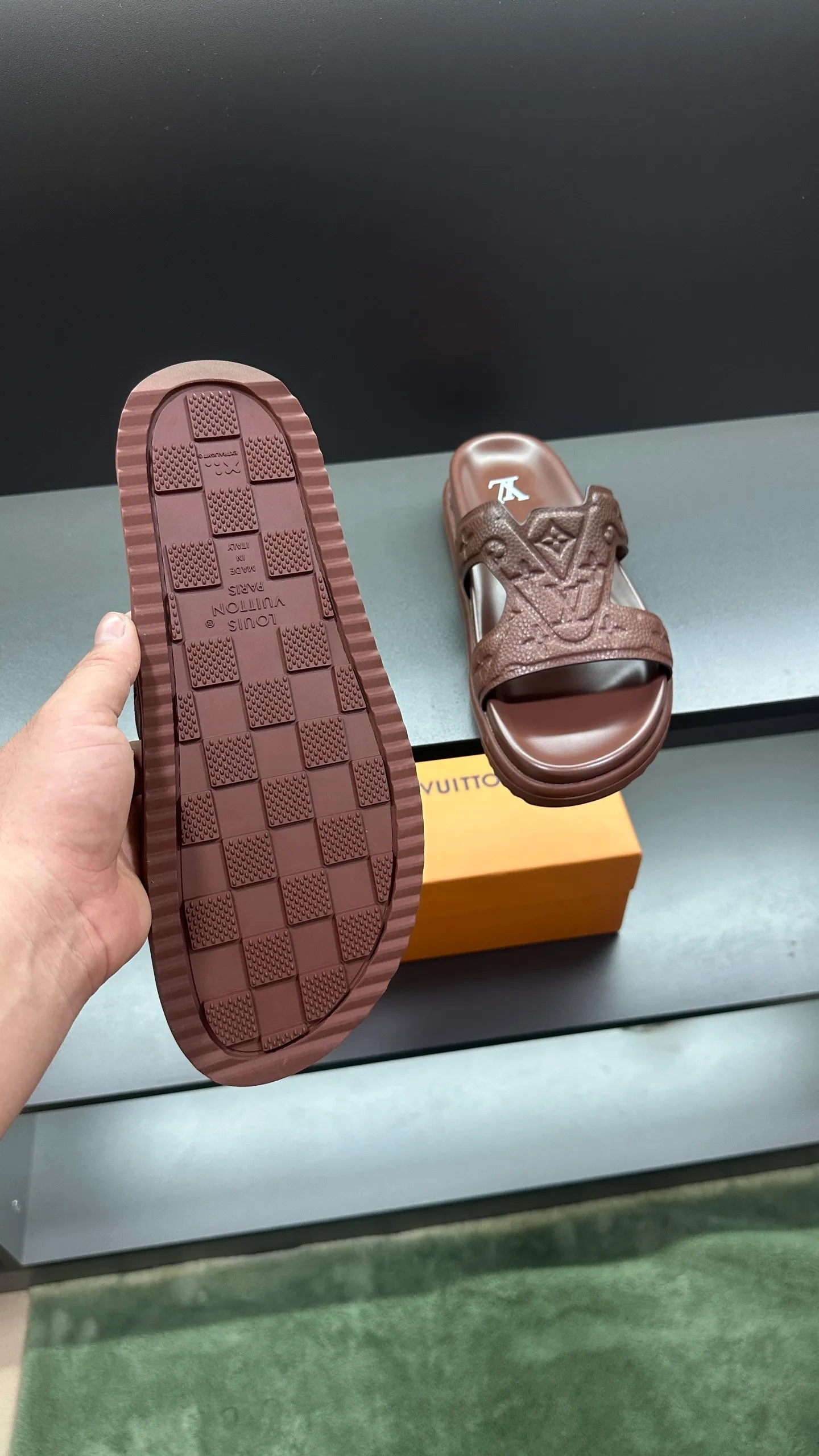 P300 🔍Top purchasing agent LV men's spring and summer slippers counter synchronized. The upper is made of cowhide fabric imported from Italy, with logo graphics and high-quality craftsmanship. The sole is: the original sole provided by the original factory. The exclusive molded sole is super comfortable. The original factory follows the order. 🔍🔍High quality. You can enter and exit the counter at will. Welcome to compare. Size 38-45